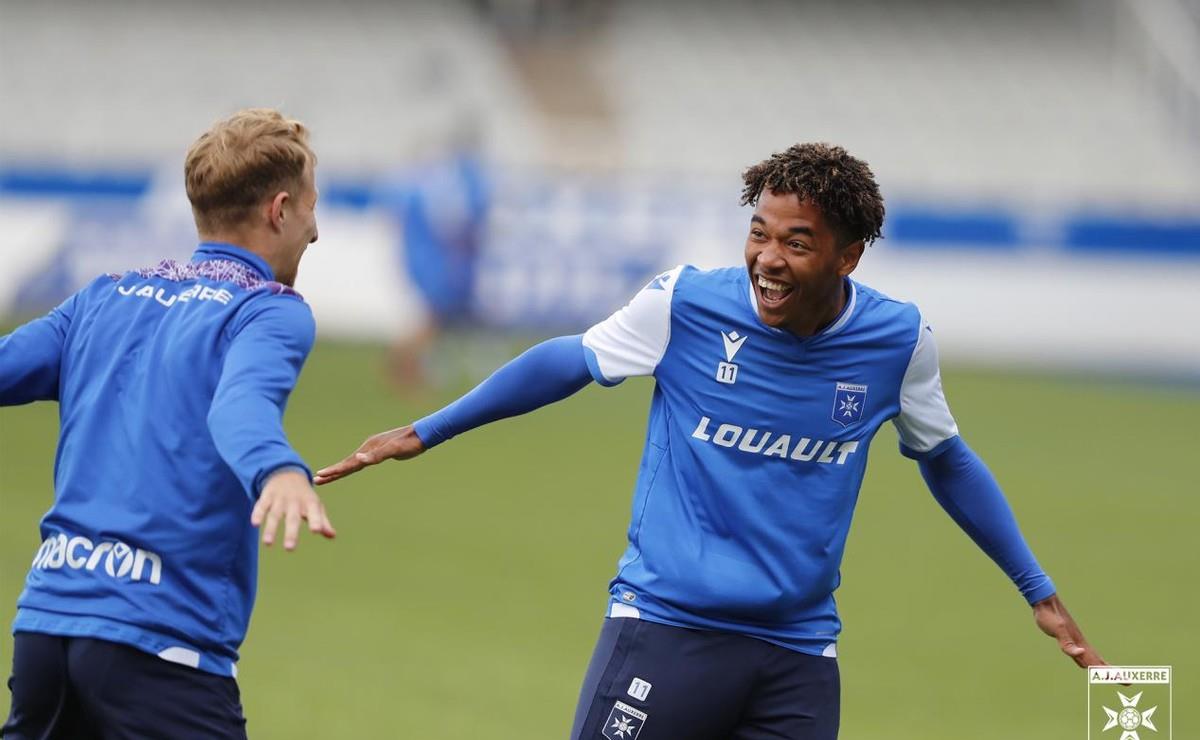 上海久事训练开放日；转会期止住颓势引欢呼；法甲在即；球探报告显示潜力