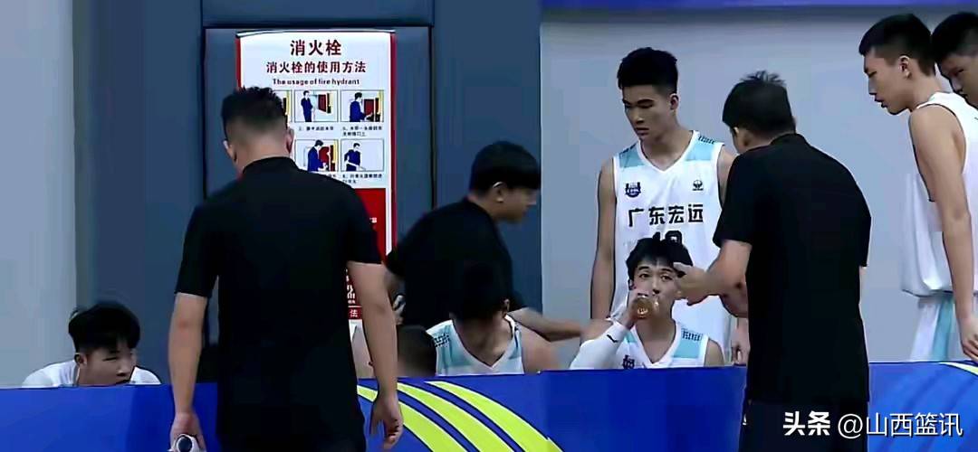 包含关键时刻体能课后，夏洛特黄蜂远射贴柱备战CBA季后赛，质疑声仍在，身体对抗强度拉满的词条