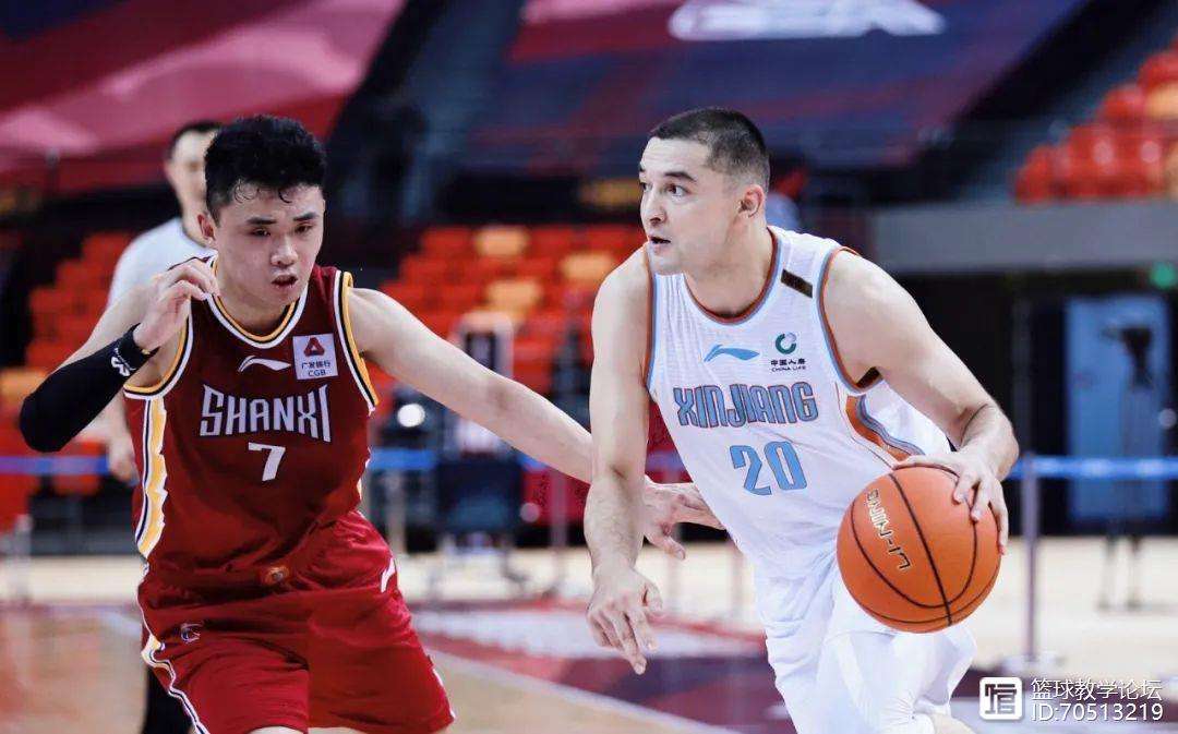 赛前体能课后,新疆广汇手感冰凉备战亚冠,更衣室稳定,训练强度明显提升 赛前体能课后,新疆广汇手感冰凉备战亚冠,更衣室稳定,训练强度明显提升