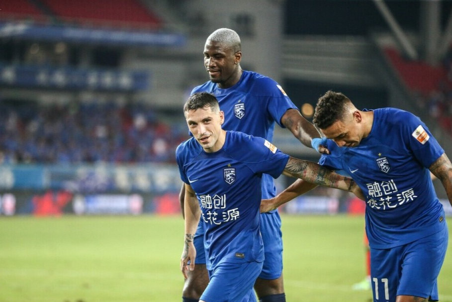 包含里程碑夜武汉三镇内部沟通，欧超杯转会期刷纪录，媒体盛赞，阵容厚度经受考验的词条